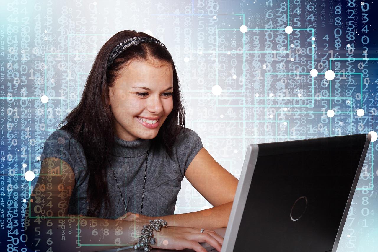 Joven estudiante en un proceso de aprendizaje online asistido por herramientas digitales. Joven estudiante en un proceso de aprendizaje online asistido por herramientas digitales.