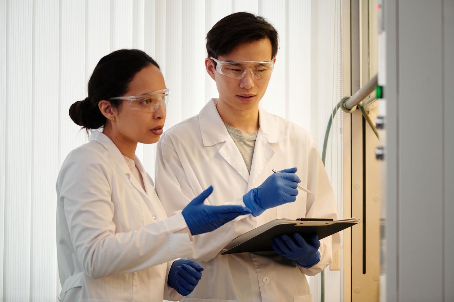 Dos investigadores en un laboratorio discutiendo datos, representando la colaboración, la revisión por pares y el diálogo profesional. Dos investigadores en un laboratorio discutiendo datos, representando la colaboración, la revisión por pares y el diálogo profesional.