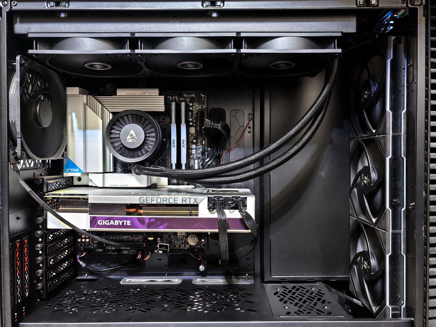 Tarjeta gráfica dedicada en un PC gaming Vista interior de un PC gaming con una tarjeta gráfica dedicada Gigabyte GeForce RTX instalada en la placa base.