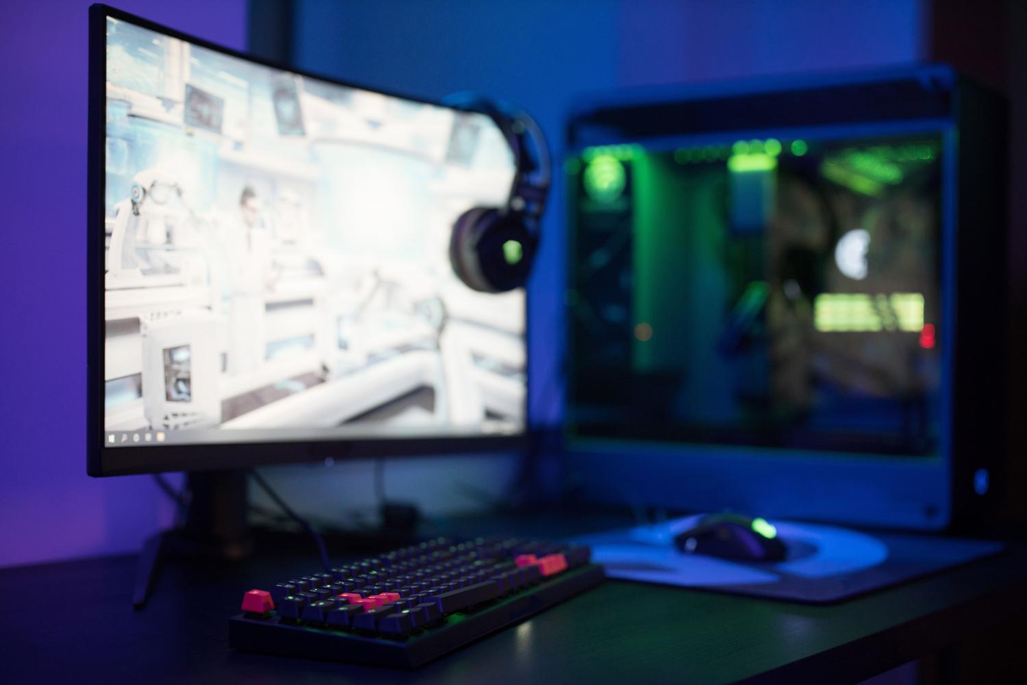 Setup de gaming y uso de VRAM Setup de gaming moderno con monitor curvo y PC con iluminación RGB, representando el uso de VRAM en videojuegos.