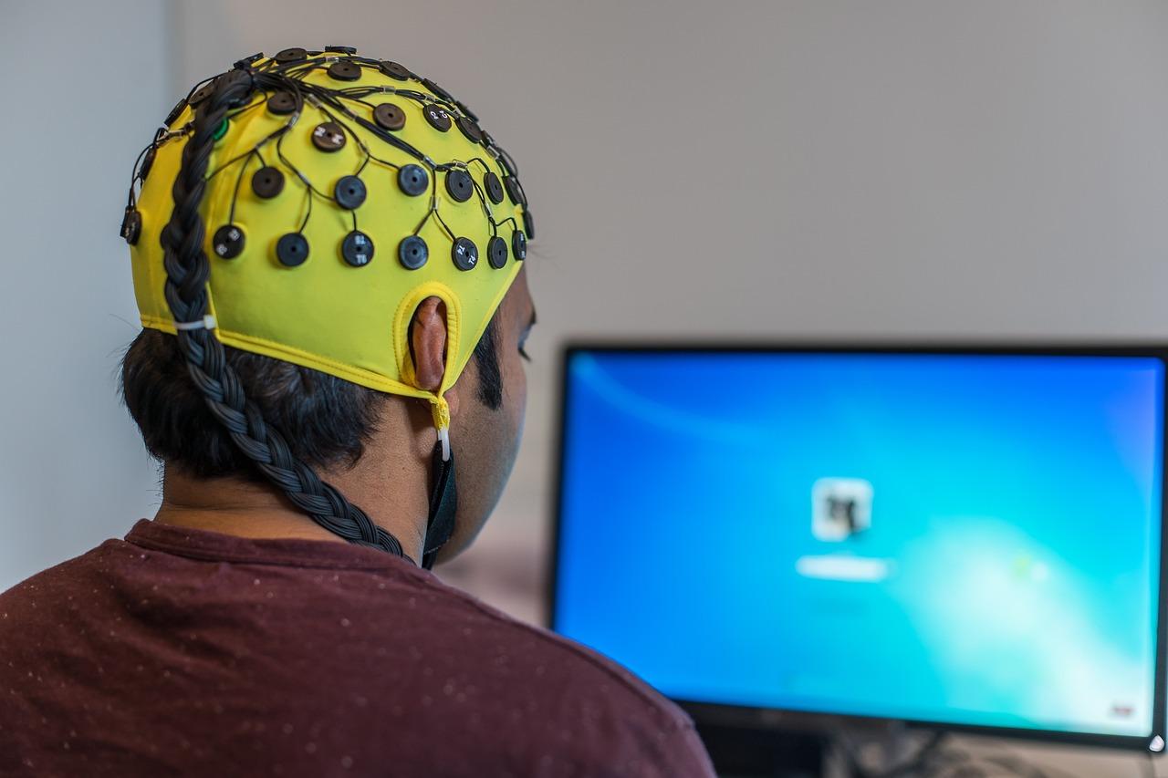 Persona utilizando un casco de electroencefalografía (EEG) en un entorno de laboratorio para la recolección de datos cerebrales. Persona utilizando un casco de electroencefalografía (EEG) en un entorno de laboratorio para la recolección de datos cerebrales.