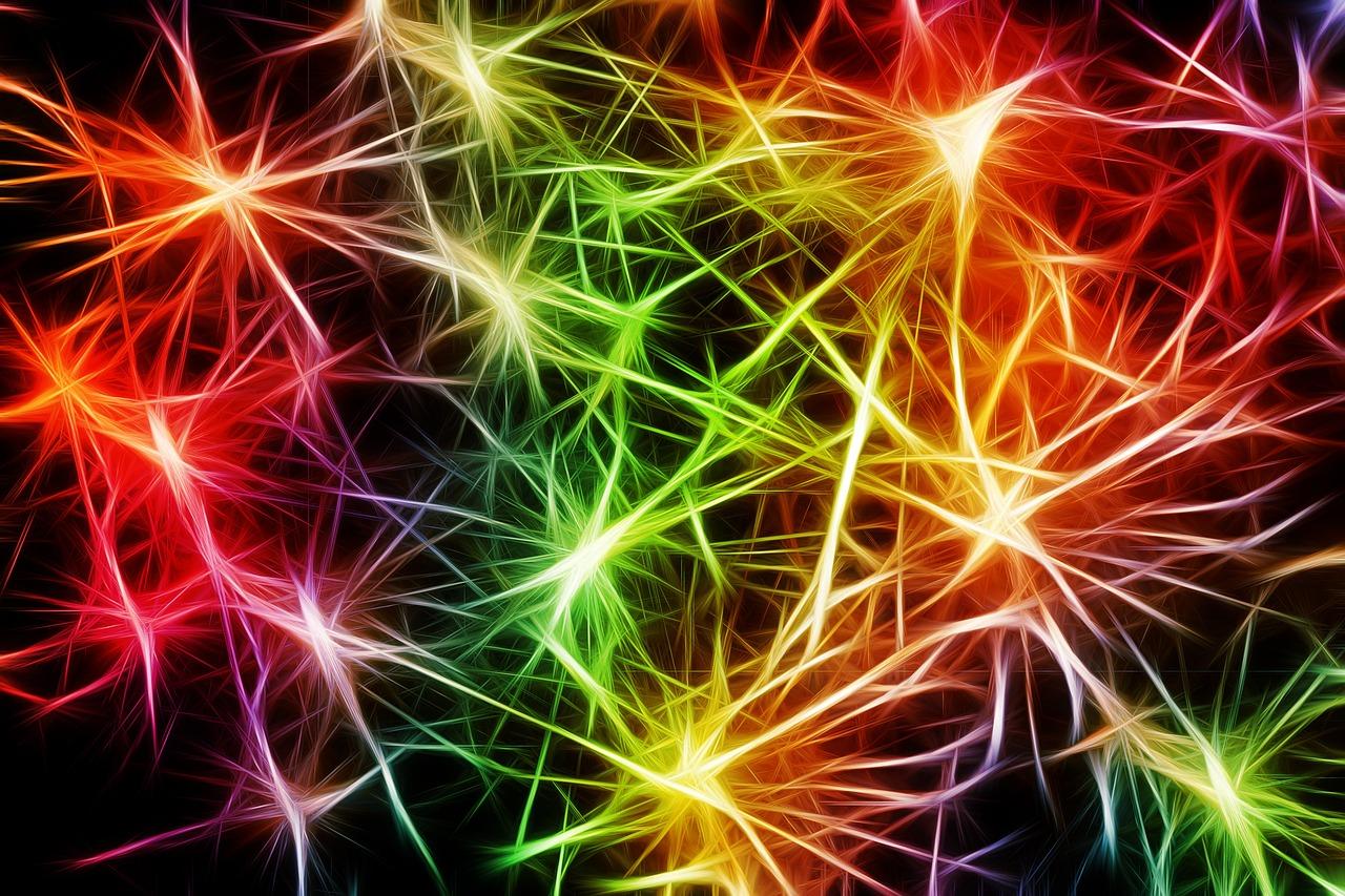 Visualización abstracta de una red neuronal con conexiones sinápticas iluminadas, representando la complejidad del procesamiento mental. Visualización abstracta de una red neuronal con conexiones sinápticas iluminadas, representando la complejidad del procesamiento mental.