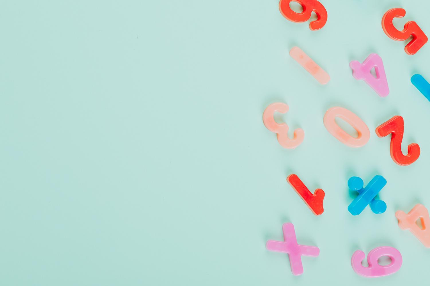 Composición de números y símbolos matemáticos coloridos sobre un fondo turquesa, ilustrando el concepto de numeración y organización de los números. Composición de números y símbolos matemáticos coloridos sobre un fondo turquesa, ilustrando el concepto de numeración y organización de los números.