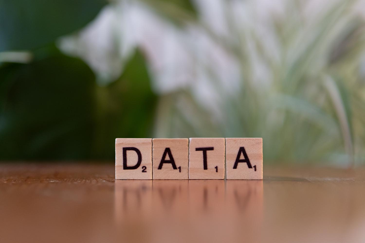 Lettere di legno che formano la parola DATA su un tavolo, a rappresentare il concetto fondamentale di dati nella ricerca. Lettere di legno che formano la parola DATA su un tavolo, a rappresentare il concetto fondamentale di dati nella ricerca.