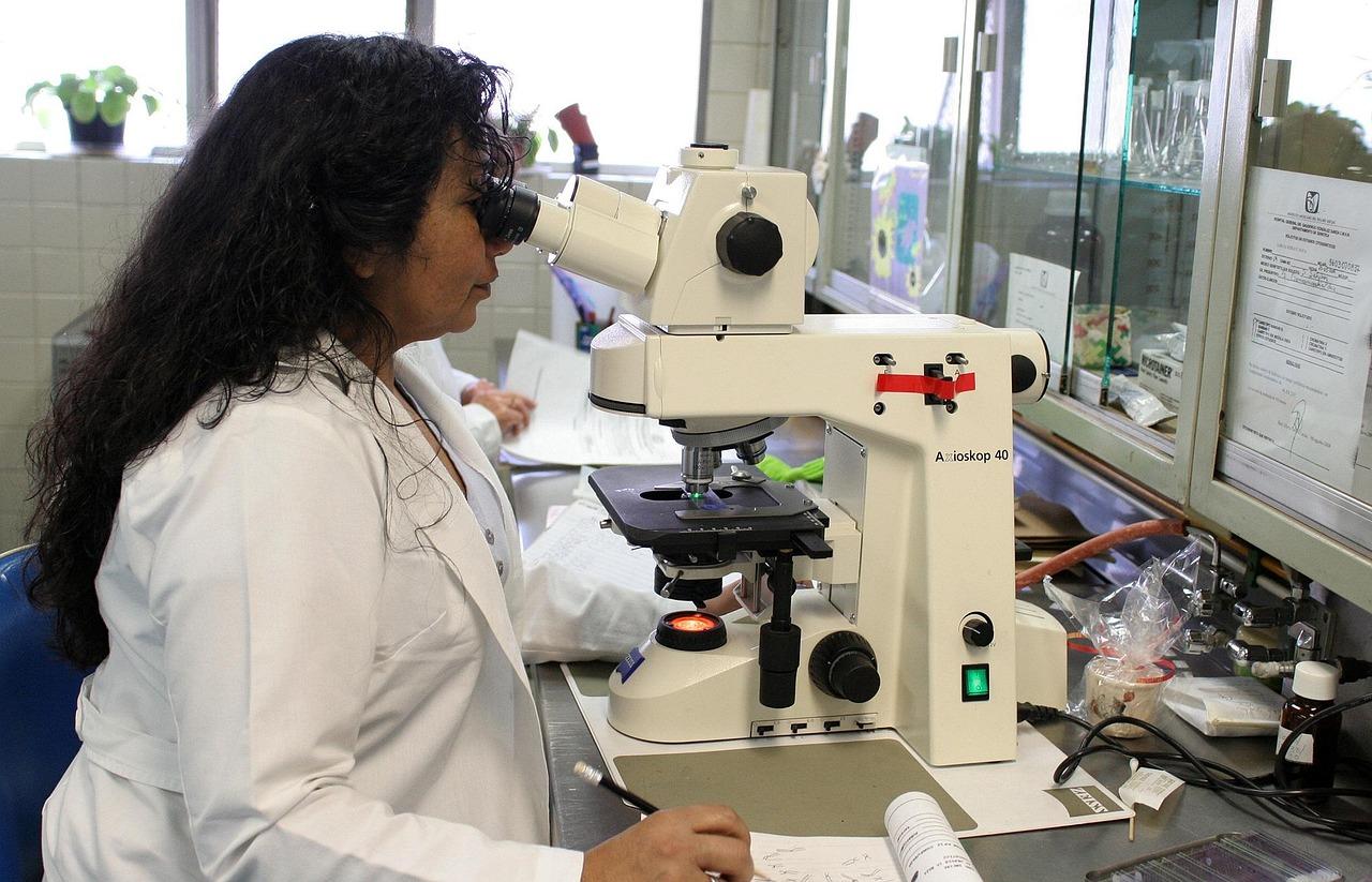 Ricercatore professionista che opera in un laboratorio scientifico, fornendo il contesto per i progetti di ricerca in cui viene applicato il PGD. Ricercatore professionista che opera in un laboratorio scientifico, fornendo il contesto per i progetti di ricerca in cui viene applicato il PGD.