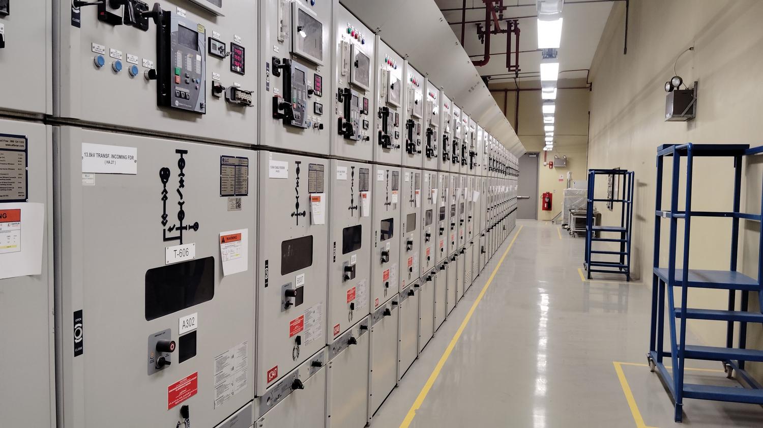 Cuadro de control eléctrico industrial en una planta, ejemplificando los sistemas de monitorización BMS y EMS. Cuadro de control eléctrico industrial en una planta, ejemplificando los sistemas de monitorización BMS y EMS.