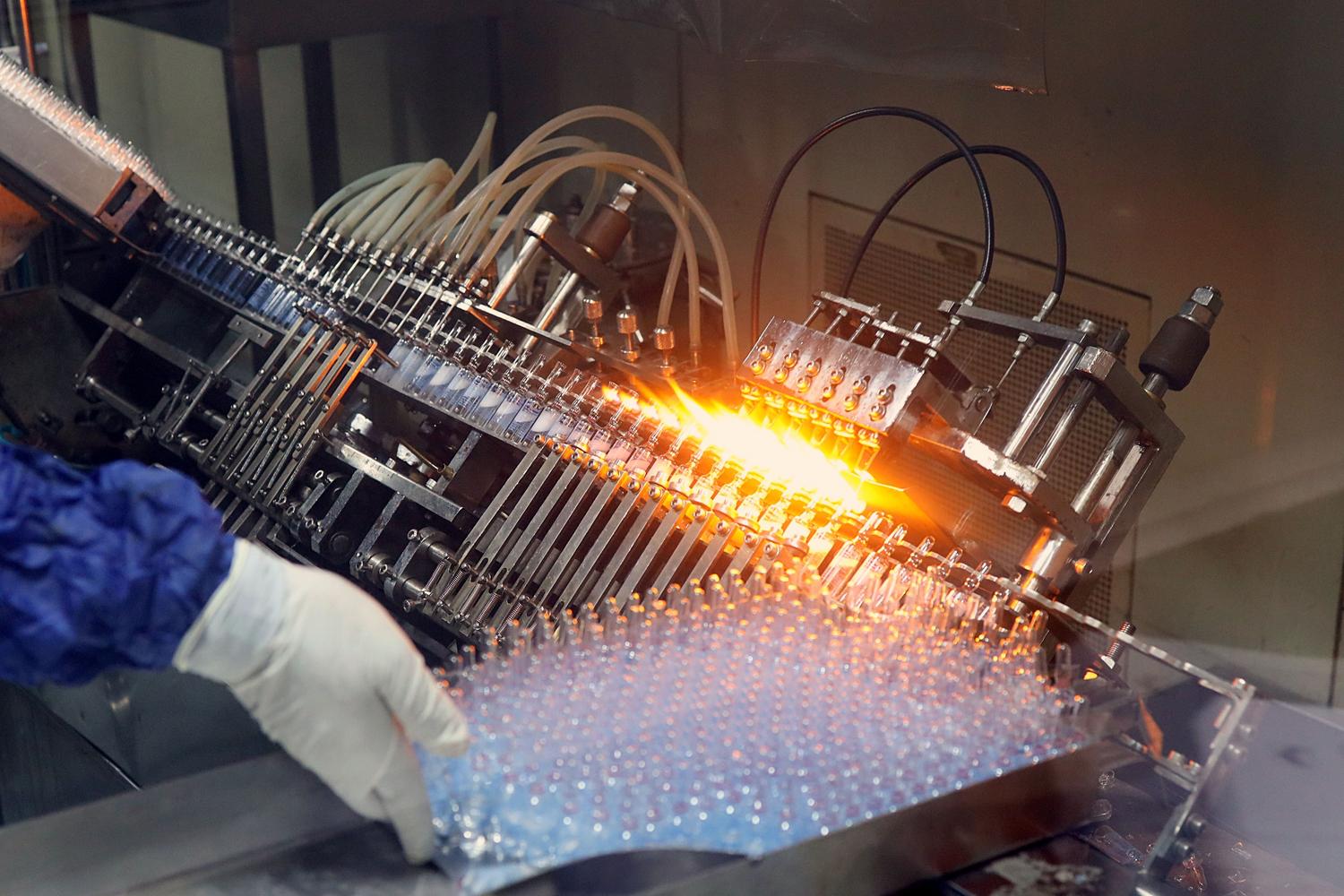 Línea de producción automatizada de ampollas en una sala blanca, ilustrando la normativa ISO 14644 y los estándares de fabricación. Línea de producción automatizada de ampollas en una sala blanca, ilustrando la normativa ISO 14644 y los estándares de fabricación.