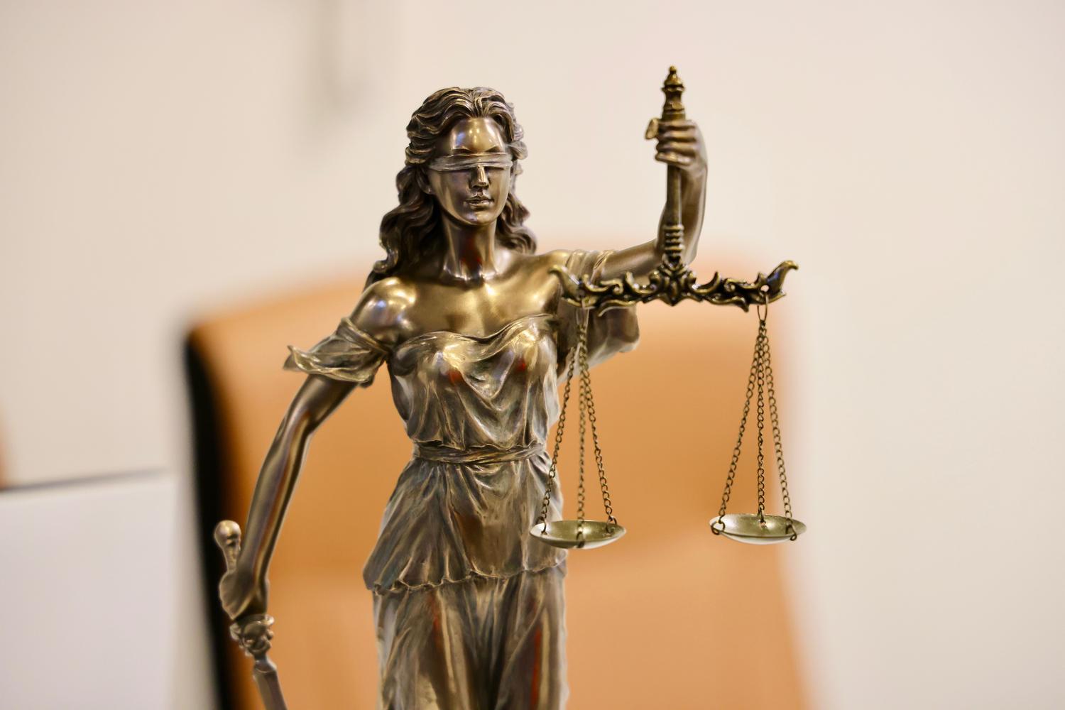 Primer plano detallado de la estatua de la Dama de la Justicia con la balanza, simbolizando la imparcialidad y la equidad. Primer plano detallado de la estatua de la Dama de la Justicia con la balanza, simbolizando la imparcialidad y la equidad.