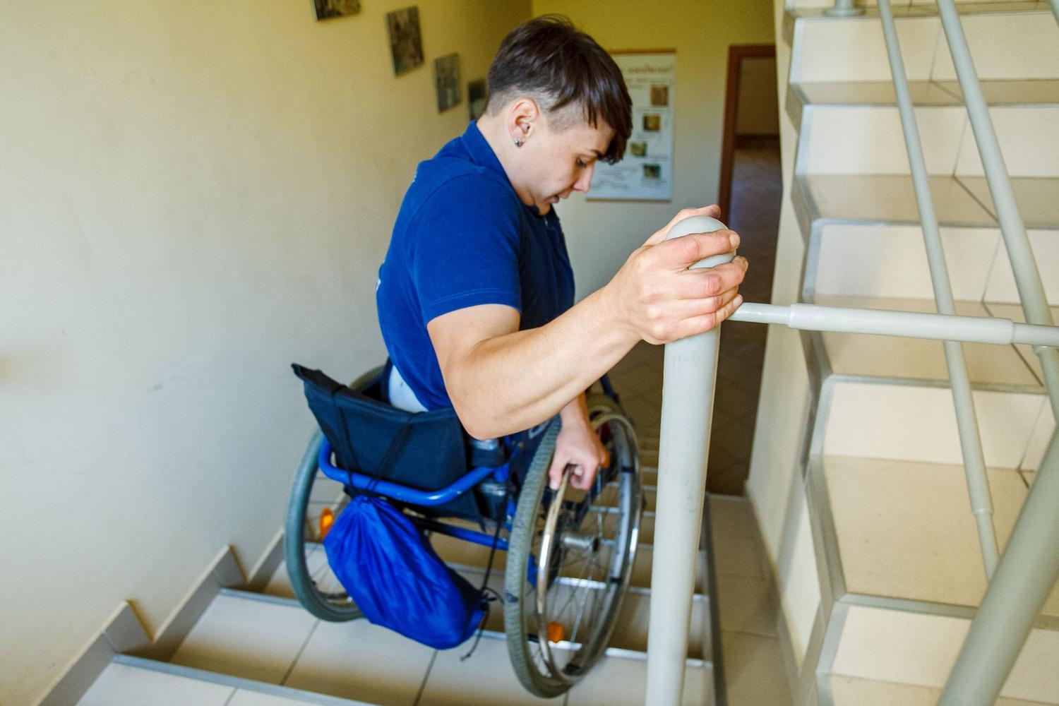 Hombre en silla de ruedas enfrentando una escalera, ilustrando la necesidad de subvenciones para la eliminación de barreras arquitectónicas. Hombre en silla de ruedas enfrentando una escalera, ilustrando la necesidad de subvenciones para la eliminación de barreras arquitectónicas.