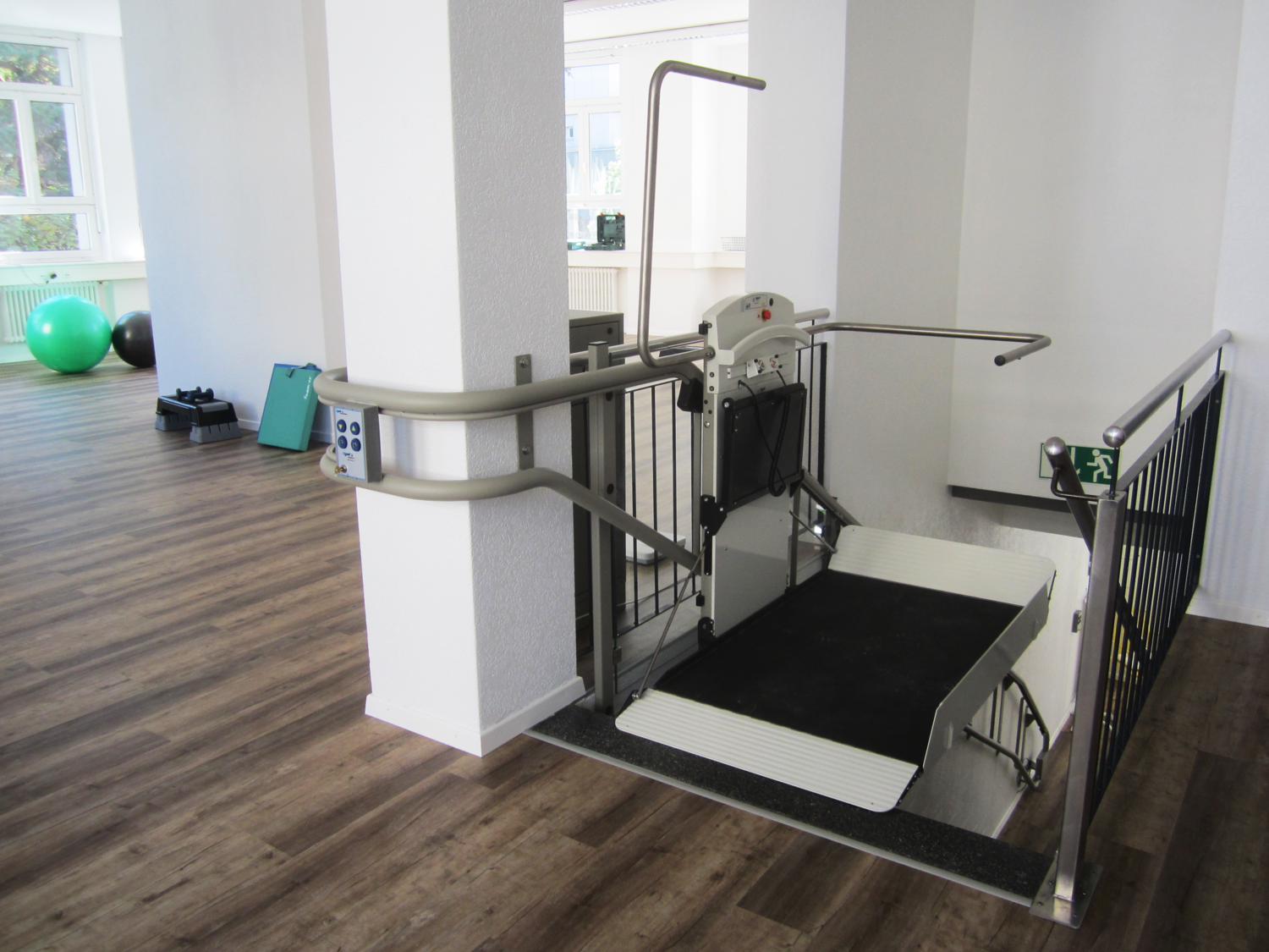 Plataforma elevadora moderna instalada en el interior de un edificio para eliminar barreras arquitectónicas. Plataforma elevadora moderna instalada en el interior de un edificio para eliminar barreras arquitectónicas.