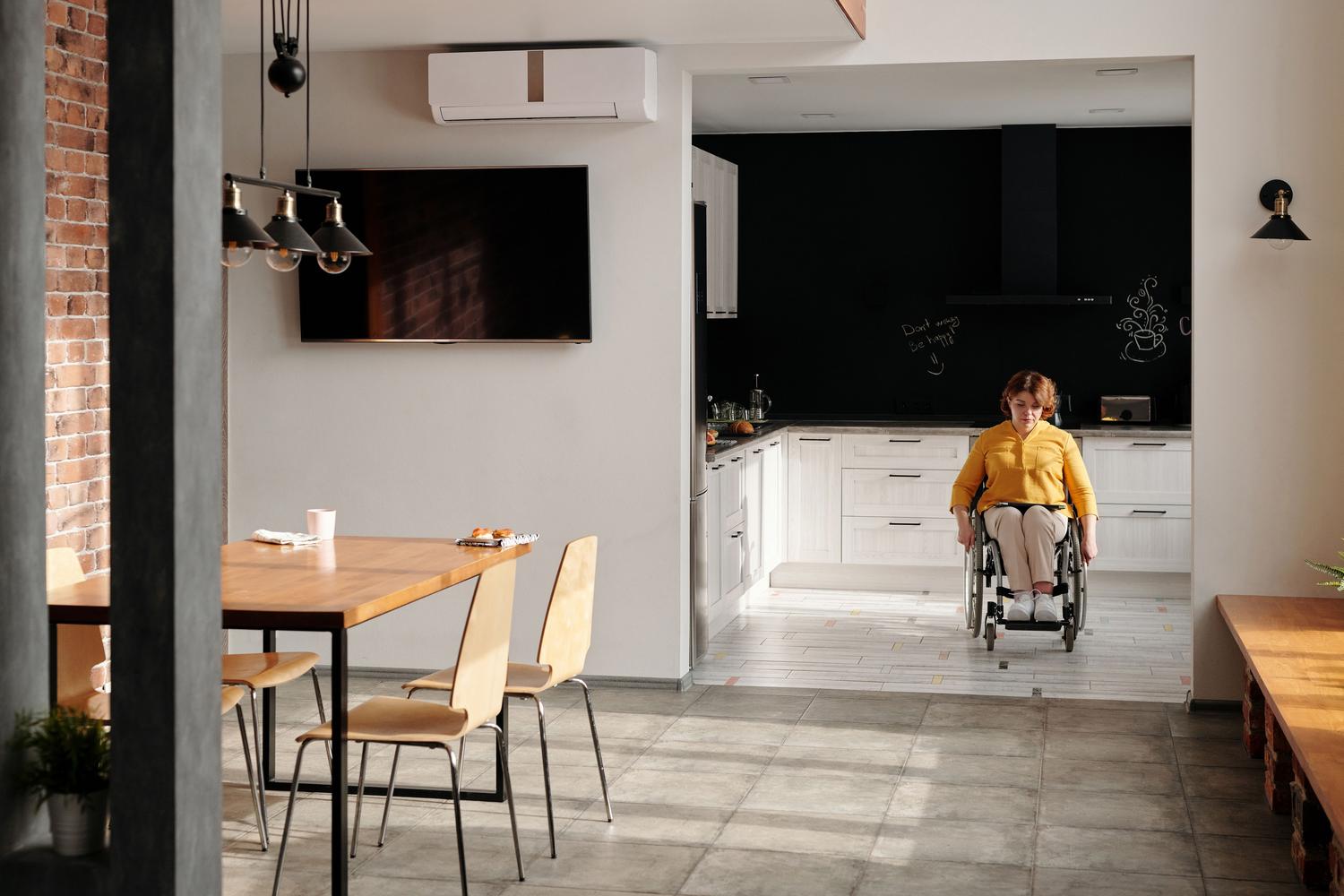 Cocina moderna adaptada para personas con movilidad reducida, facilitando la autonomía en el hogar. Cocina moderna adaptada para personas con movilidad reducida, facilitando la autonomía en el hogar.