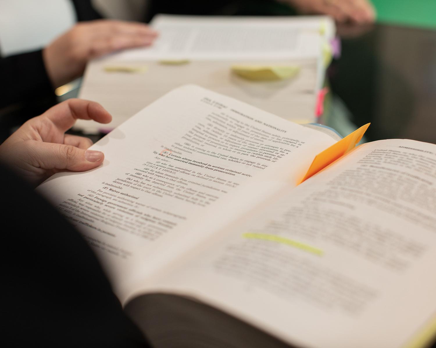 Manos subrayando y tomando notas en un libro técnico, simbolizando la capacidad de síntesis requerida en el nuevo modelo de examen. Manos subrayando y tomando notas en un libro técnico, simbolizando la capacidad de síntesis requerida en el nuevo modelo de examen.