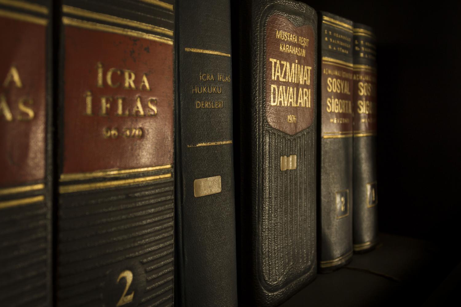 Primer plano de libros de leyes y normativas en una estantería, simbolizando el marco jurídico de la Parte A del temario. Primer plano de libros de leyes y normativas en una estantería, simbolizando el marco jurídico de la Parte A del temario.